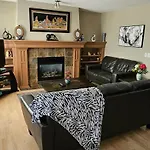 Spacious Comfortable Air-Conditioned. Near Airport!